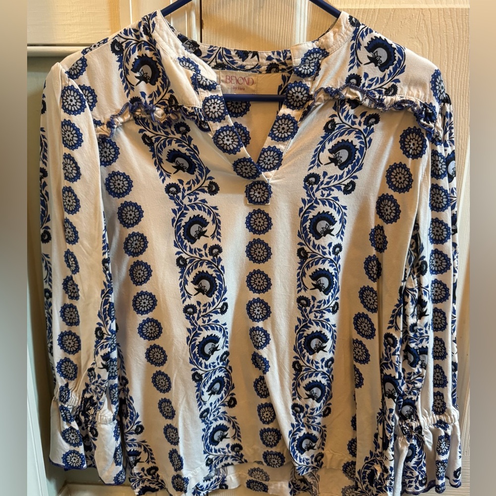 3 quarter sleeve cream top with blue and black flowers